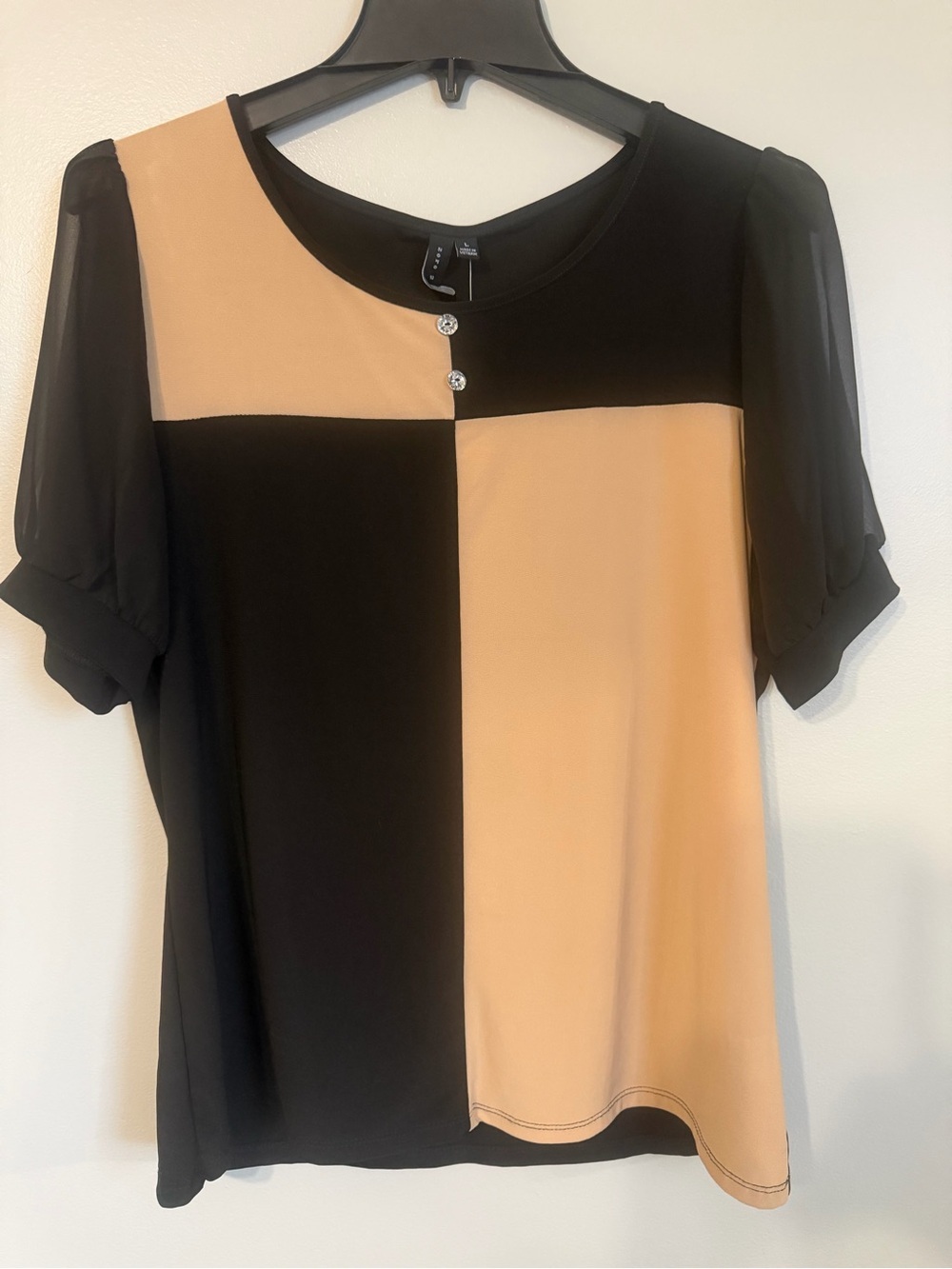 Zero 2 Eight Black and beige Colorblock Short sheer sleeve size large NWT